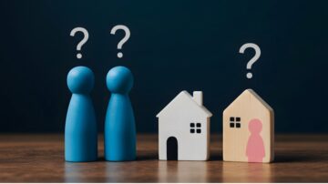 شخصيات خشبية زرقاء ترتبط بأشكال منازل خشبية، مع رموز استفهام تشير إلى تساؤلات حول العلاقات أو القرارات السكنية.