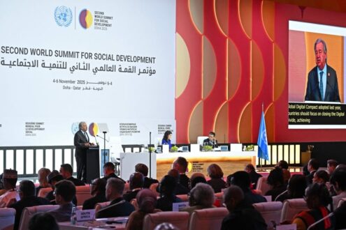قمة عالمية ثانية للتنمية الاجتماعية في الدوحة، قطر، 4-6 نوفمبر 2025. الأمين العام للأمم المتحدة يتحدث على المنصة أمام جمهور متنوع. خلفية تحمل شعار القمة باللغة العربية والإنجليزية.