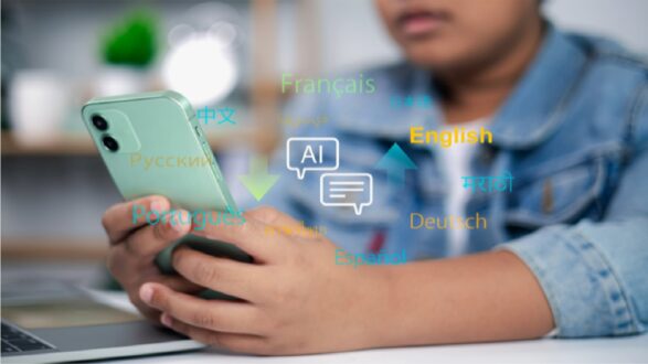 شخص يحمل هاتفًا ذكيًا مع نصوص مختلفة للغات متعددة مثل الإنجليزية، الفرنسية، الإسبانية، والبرتغالية، تشير إلى تقنية الذكاء الاصطناعي. الخلفية تظهر عناصر منزلية بسيطة.