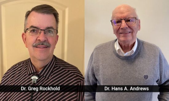 صورة تظهر الدكتور غريغ روكهلد والدكتور هانس أ. أندروز، حيث يقف كل منهما في إطار منفصل. الدكتور روكهلد يرتدي قميصًا مخططًا ويبتسم، بينما الدكتور أندروز يرتدي سترة رمادية ويظهر بملامح ودودة.