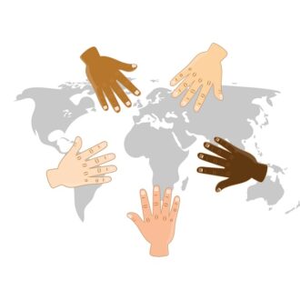 أيادي بألوان مختلفة تمتد نحو خريطة العالم، تعبر عن التنوع والتعاون العالمي.