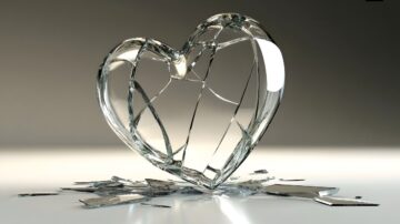 قلب زجاجي مكسور