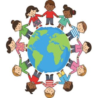 أطفال من جنسيات مختلفة يمسكون بأيديهم حول كرة الأرض، يظهرون التنوع والوحدة. الرسمة ملونة وتبرز روح التعاون والمحبة العالمية.