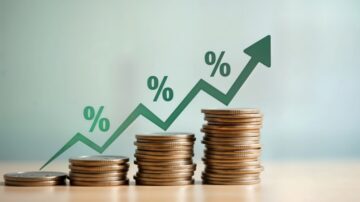 صورة توضح ارتفاع نسبة الأرباح مع تزايد العملات المعدنية. تظهر عملات معدنية مرتبة في أكوام متزايدة، مع سهم تصاعدي ورموز النسبة المئوية تشير إلى النمو المالي. تعكس الصورة مفهوم الاستثمار والنجاح المالي.