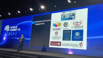 رجل يتحدث على منصة في قمة الذكاء الاصطناعي العالمية في قطر، مع عرض لشاشة تتضمن شعارات مؤسسات مثل متاحف قطر، ومجلس قطر للتعليم، وأكاديمية أسباير، وموقع إسلام ويب، ومركز تطوير الحكومة.