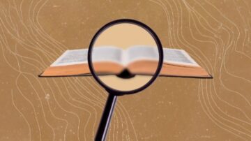 عدسة مكبرة تُظهر كتابًا مفتوحًا على خلفية منحنية بلون بني، مما يبرز التفاصيل والنص داخل الكتاب.