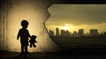 ظل طفل يحمل دمية دب، يظهر أمام كوة في جدار متصدع مع منظر لمدينة خلفية تحت ضوء غروب الشمس. تبرز الصورة الإحساس بالوحدة والبراءة في بيئة حضرية مهجورة.