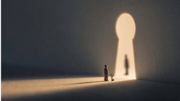 شخص يقف أمام فتحة مفتاح مضيئة، بينما يظهر ظل آخر خلف الفتحة. تعكس الصورة مفهوم الاكتشاف والفرص الجديدة.