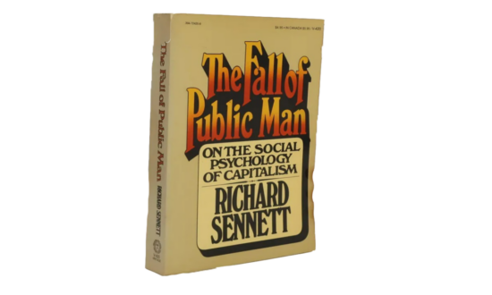 غلاف كتاب "سقوط الرجل العام: عن علم النفس الاجتماعي للرأسمالية" لريتشارد سينيت، بتصميم بسيط وخلفية بلون بيج، مع عنوان بارز بالأحمر والأسود.