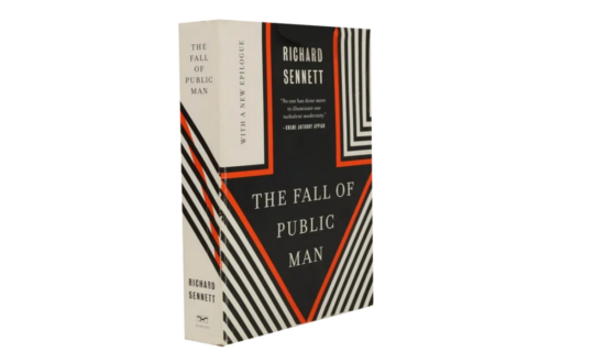 غلاف كتاب "سقوط الرجل العام" لريتشارد سينيت. التصميم يحتوي على أنماط خطية بالأبيض والأسود مع تفاصيل حمراء، وعنوان الكتاب بارز في المنتصف. الكتاب يتضمن مقدمة جديدة.