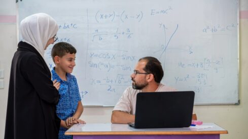 أهمية العلاقة بين المعلّمين وأولياء الأمور، وكيف يمكن أن تحسّن من نتائج الطلاب