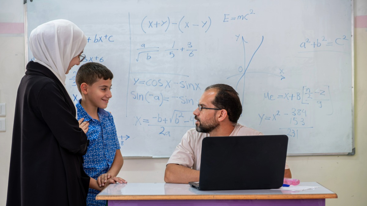 أهمية العلاقة بين المعلّمين وأولياء الأمور، وكيف يمكن أن تحسّن من نتائج الطلاب