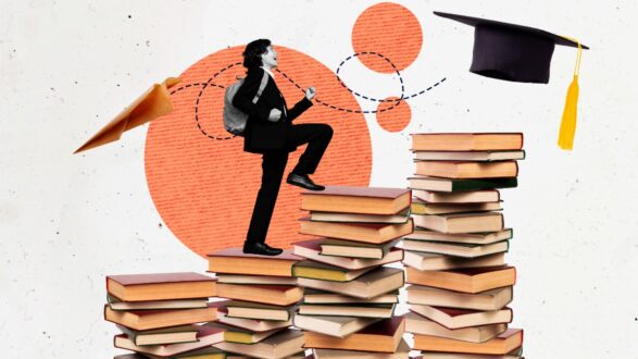 شاب يصعد على كومة من الكتب، يرتدي حقيبة ظهر، مع قبعة تخرج تدور في الهواء. الخلفية تحتوي على دوائر وخطوط متقطعة، مما يعكس موضوع التعلم والتقدم الأكاديمي.