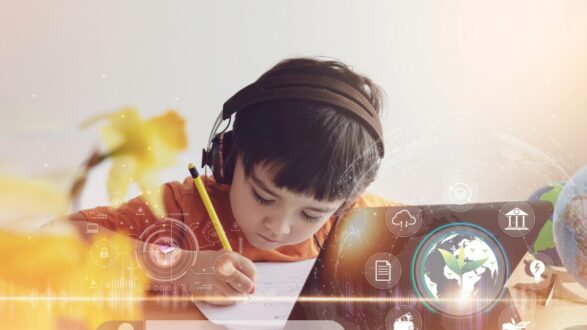 طفل يرتدي سماعات رأس، يكتب على دفتره بينما يجلس أمام جهاز كمبيوتر محمول. تظهر رموز تكنولوجية حوله، تعبر عن التعلم والابتكار.