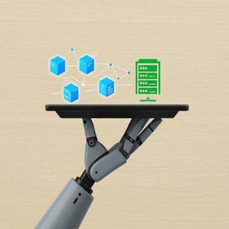 يد مبرمجة تحمل لوحة تعرض رسومات بيانية لبيانات ومخازن معلومات، ترمز إلى تكنولوجيا الذكاء الاصطناعي وتحليل البيانات.