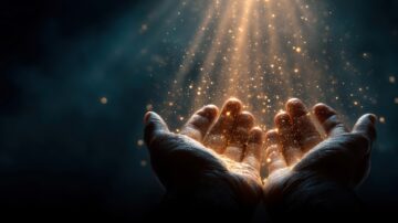 أيدٍ مفتوحة تستقبل شعاعًا من الضوء الذهبي المتلألئ في ظلام، مع جزيئات من الغبار اللامع تطفو حولها، مما يخلق إحساسًا بالسحر والأمل.