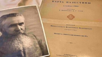 صورة لرجل مسن ذو لحية وشعر رمادي، مع صورة تاريخية لخرائط فلسطين. تظهر الخريطة مع نص مكتوب باللغة الروسية، يشير إلى إصدار من جمعية علمية. الخلفية تضم مظهر قديم، مما يعكس التاريخ الثقافي والجغرافي للمنطقة.