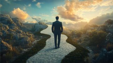 رجل يرتدي بدلة يقف على طريق متعرج وسط طبيعة خلابة، مع سماء مليئة بالسحب وأشعة الشمس تتسلل من بينها، مما يخلق جوًا من الأمل والتفاؤل.