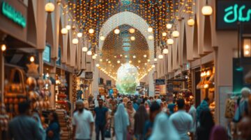 سوق مزدحم مزين بأضواء ملونة وديكورات جميلة، مع متسوقين يرتدون ملابس تقليدية. يعكس التصميم المعماري للشارع الأجواء الثقافية والاحتفالية، حيث تتدلى الفوانيس وتضيء المكان.