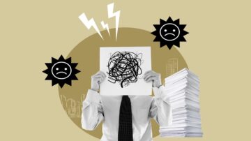 شخص يرتدي قميصًا وبذة يحمل ورقة بها رسم عشوائي يعبر عن الفوضى، مع تعبير وجه محبط. تظهر حوله رموز تعبيرية حزينة وصور لعواصف، بينما تتكدس الأوراق في الخلفية، مما يعكس الضغط والتوتر في بيئة العمل.