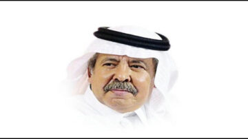 رجل مسن يرتدي الثوب السعودي والغترة، يظهر بتعبير واثق. خلفية بيضاء.