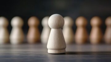 قطع خشبية صغيرة بألوان متنوعة، مع وجود قطعة خشبية بيضاء في المقدمة، تشكل ترتيبًا متسلسلًا. الخلفية غير واضحة، مما يبرز القطع.