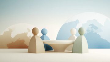 مجموعة من الأشخاص الملونين يجلسون حول طاولة مستديرة، مع خلفية تمثل خريطة العالم بألوان دافئة وباردة، تعكس فكرة التعاون الدولي والنقاشات العالمية.