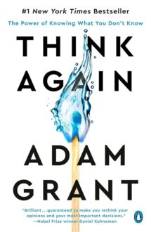 غلاف كتاب "فكر مرة أخرى" لآدم غرانت، يتضمن عنوان الكتاب باللون الأسود مع صورة لمبارة مشتعلة مغمورة في الماء، مما يرمز إلى إعادة التفكير. الكتاب يتحدث عن قوة معرفة ما لا تعرفه.