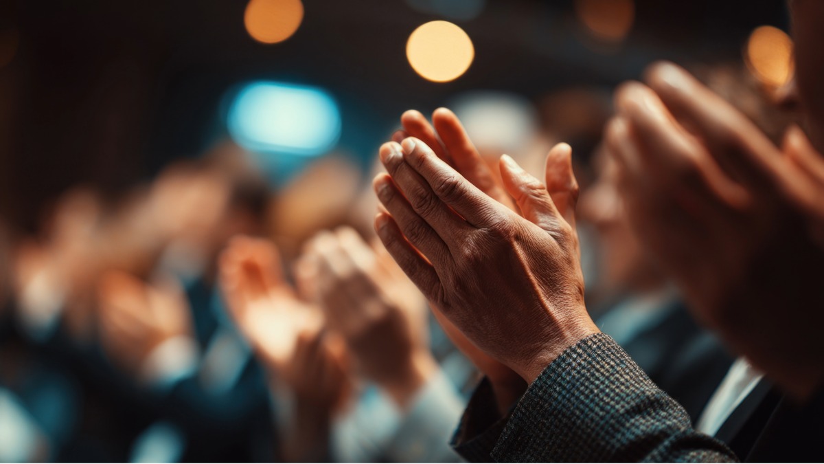 توجيهات نبوية في مدح الآخرين توجيهات نبوية في مدح الآخرين