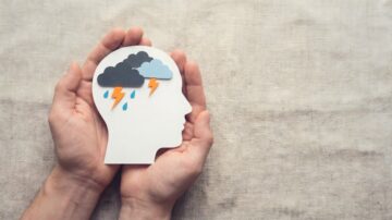 رجل يحمل صورة لوجه بشري مع غيوم وعواصف، يرمز إلى القلق والتوتر النفسي. تعبير بصري عن الصراع الداخلي واحتياجات الصحة العقلية.