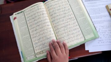 القرآن الكريم باللغة العربية وترجمته إلى الإنجليزية، مدينة هو تشي منه، فيتنام.