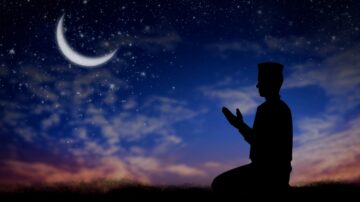 Silhouette of a person in prayer under a crescent moon and starry sky, symbolizing the beauty of being thankful to Allah during nighttime reflection.