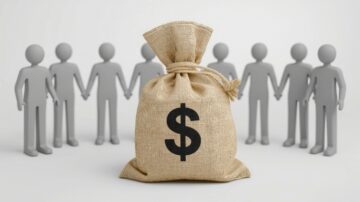 كيس نقود مرسوم عليه علامة الدولار، محاط بأشخاص رمزيين يقفون متشابكي الأيدي، مما يعكس مفهوم التعاون والجماعية في تحقيق الأهداف المالية.