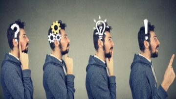 رجل ذو لحية يرتدي قميصًا رماديًا وقبعة، يظهر في أربع مراحل: في المرحلة الأولى، يضع إصبعه على ذقنه مع علامة استفهام فوق رأسه. في المرحلة الثانية، تظهر تروس رمزية. في المرحلة الثالثة، يوجد مصباح مضاء، وفي المرحلة الرابعة، يشير بإصبع مرتفع مع علامة تعجب. تعبر الصورة عن مراحل التفكير والإلهام.