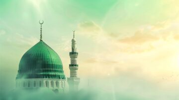 مسجد ذو قبة خضراء ومئذنة في ضوء شمس شروق الصباح، مع سماء زرقاء وغيوم خفيفة، يعكس جمال العمارة الإسلامية.
