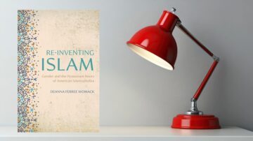 كتاب "إعادة اختراع الإسلام: الجندر والجذور البروتستانتية للإسلاموفوبيا الأمريكية" للكاتبة ديانا فري ووماك، موضوعه الإسلاموفوبيا وتأثير الجندر، مع مصباح أحمر أنيق على طاولة.