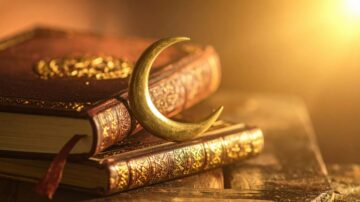 كتاب قديم مزخرف مع هلال ذهبي، مضاء بأشعة الشمس، يرمز إلى الحكمة والمعرفة.