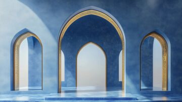 تصميم داخلي لقاعة بأقواس ذهبية وجدران زرقاء فاتحة، يبرز فضائل العشر الأوائل من ذي الحجة من خلال أناقة العمارة الإسلامية والإضاءة الطبيعية.