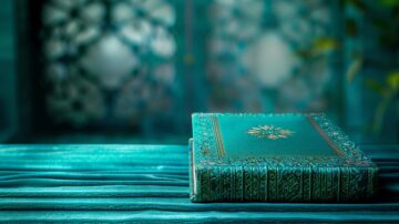 تصوير فني لـ القرآن الكريم مستقر على وسادة مخملية فاخرة بنقوش دقيقة، يعكس قدسية المصحف وأهميته في حياة المسلم وتدبر قصة قارون