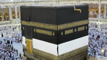La Kaaba, structure cubique noire avec des décorations dorées, entourée de pèlerins en prière à la mosquée de La Mecque. Lieu central du Hajj, symbole de l'Islam, représentant l'unité des musulmans.
