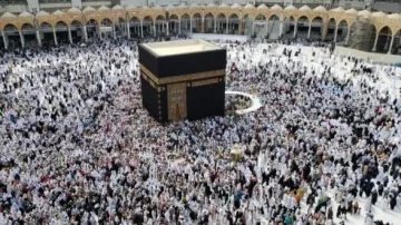 Vue aérienne de la Kaaba entourée de milliers de pèlerins en habits blancs, lors d'un rassemblement à la mosquée sacrée de La Mecque. L'image met en avant l'importance spirituelle de ce lieu saint pour les musulmans du monde entier.