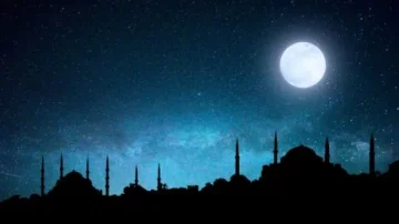 Silhouette d'une mosquée avec des minarets sous un ciel étoilé et une pleine lune brillante, créant une atmosphère mystique et apaisante.
