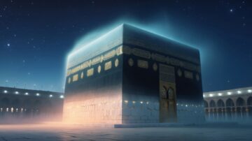الكعبة المشرفة مضاءة في الليل، محاطة بالنجوم، مع ضباب خفيف حولها. المشهد يعكس الحماية الإلهية للبيت الحرام كما تجلت في قصة أصحاب الفيل، ويبرز مكانة الكعبة في الإسلام.