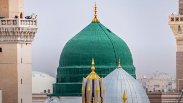 صورة تعبيرية تجسد قصة سعد بن الربيع وعبد الرحمن بن عوف وما تحمله من معاني الأخوة، والسخاء، والعفاف في المدينة المنورة.