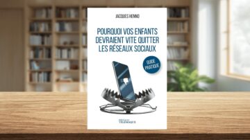 غلاف كتاب "لماذا يجب على أطفالكم مغادرة وسائل التواصل الاجتماعي بسرعة" من تأليف جاك هينو، يتضمن صورة لهاتف ذكي محاط بفخ، مع عنوان واضح واسم الناشر "إصدارات تيليماك".