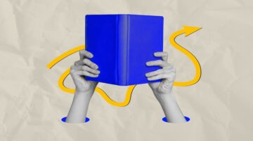 كتاب أزرق ممسك به من قبل يدين، مع خلفية رمادية مجعدة وسهم أصفر يشير نحو اليمين، يعبر عن مفهوم المعرفة والاكتشاف.