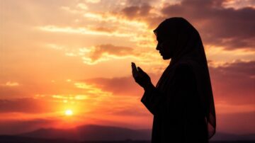 امرأة ترتدي الحجاب تضع هاتفها في يدها، silhouetted against غروب الشمس مع سماء ملونة بالبرتقالي والوردي.