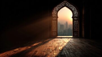 نافذة قوسية مزخرفة بتصميم مشبّك معقد تطل على أفق المدينة عند الغروب، حيث يضيء الضوء الدافئ الأرضية الخشبية وينشر الظلال تعبيرا عن العبادات الخفية وتزكية النفس