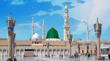 Mosquée du Prophète à Médine, avec sa célèbre coupole verte, minarets majestueux et ciel bleu. Visiteurs en pèlerinage sur la place spacieuse, reflet de l'architecture islamique.