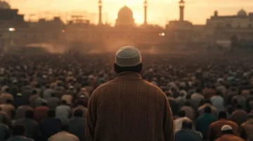 Homme en prière face à une immense foule de fidèles musulmans lors d'un coucher de soleil, avec des mosquées en arrière-plan. Scène de dévotion et de spiritualité collective.